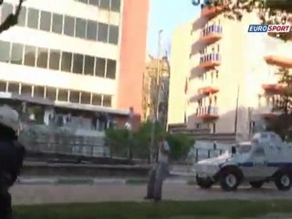 Polise bıçakla saldırdı!