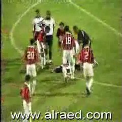 Futbolcuya ne oluyor! Cin mi çarptı yoksa...