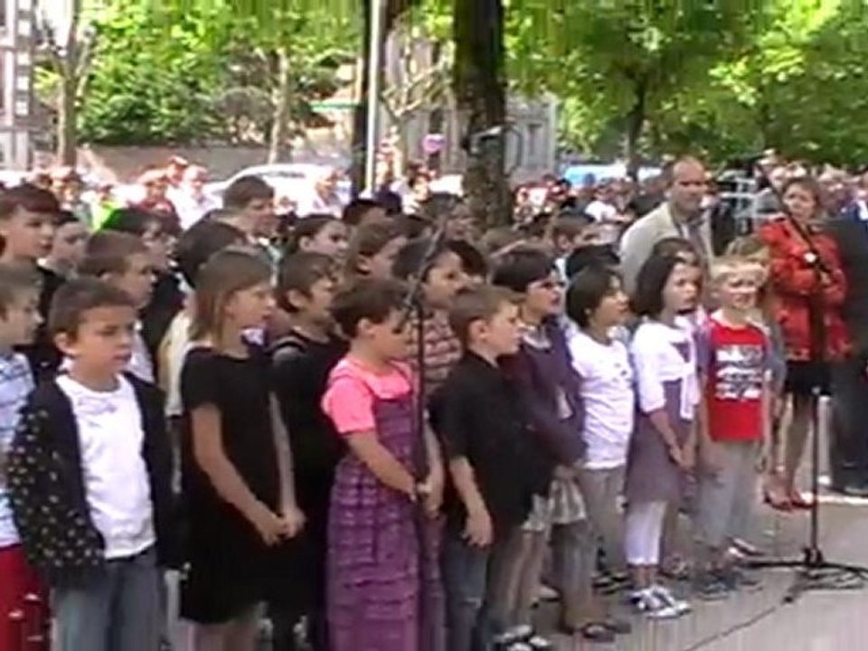 8 MAI A VESOUL : LES ECOLIERS CHANTENT LA MARSEILLAISE