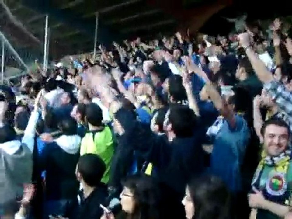 Bütün Eller Havaya Fener Geliyor (Maç Öncesi) - 080511