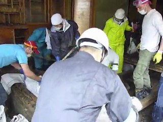 Clearing Japan tsunami homes, one shovel at a time