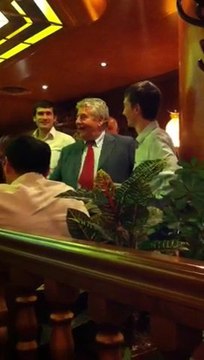 Jean-Louis Fousseret entonne l'Internationale devant les jeunes UMP