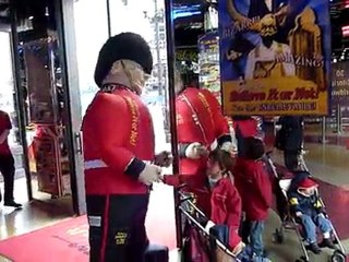 20110413 Londres Nico et le garde anglais