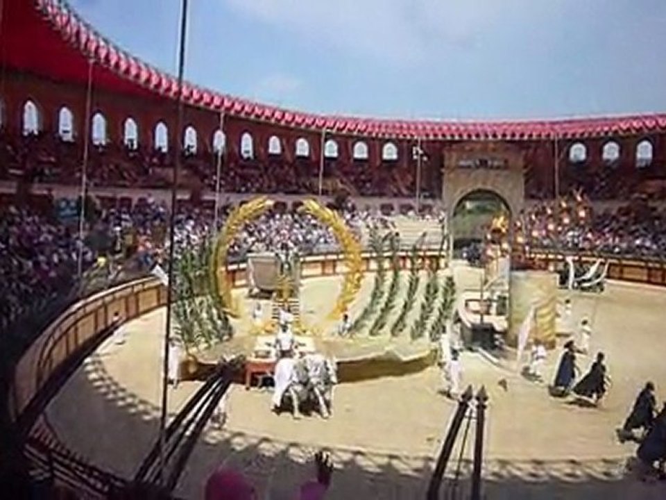 Puy du fou - Défilé de fin dans l'arene