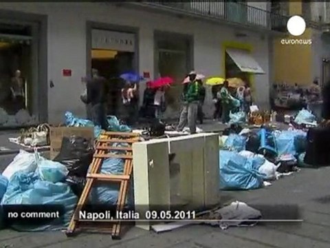 Italian army to clear Naples trash before... - no comment