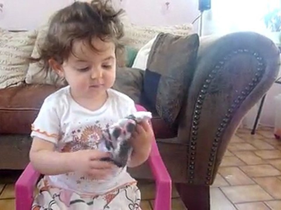 Zoé et zEmmy ouvrent le cadeau de Malvina