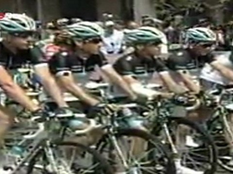 Giro d'Italia - Stage 4 - Peloton pay silent tribute to Wouter Weylandts