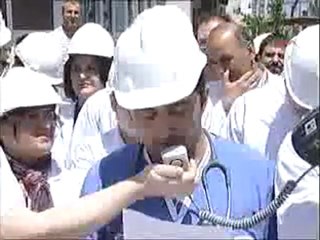 Asistan hekimlerin baretli eylemi