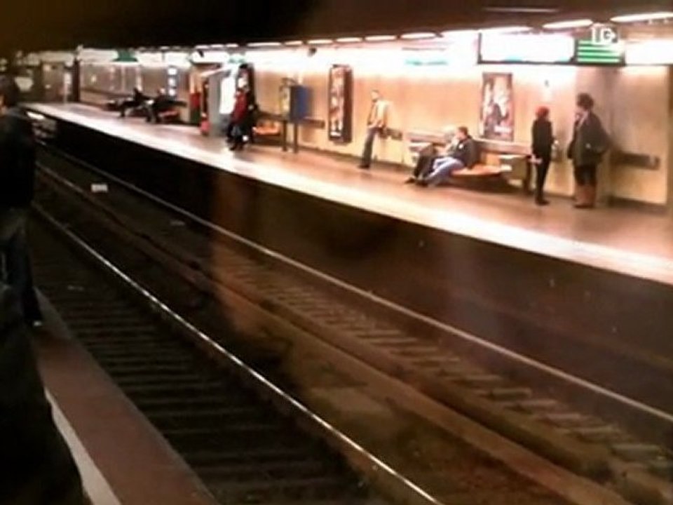 J'attends le métro dans mon automobile