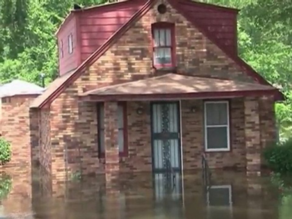 Floods along mighty Mississippi swamp farms, homes