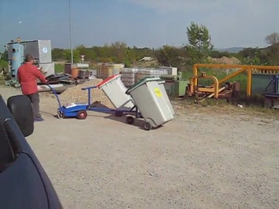 Tracteur électrique attelage bacs poubelles