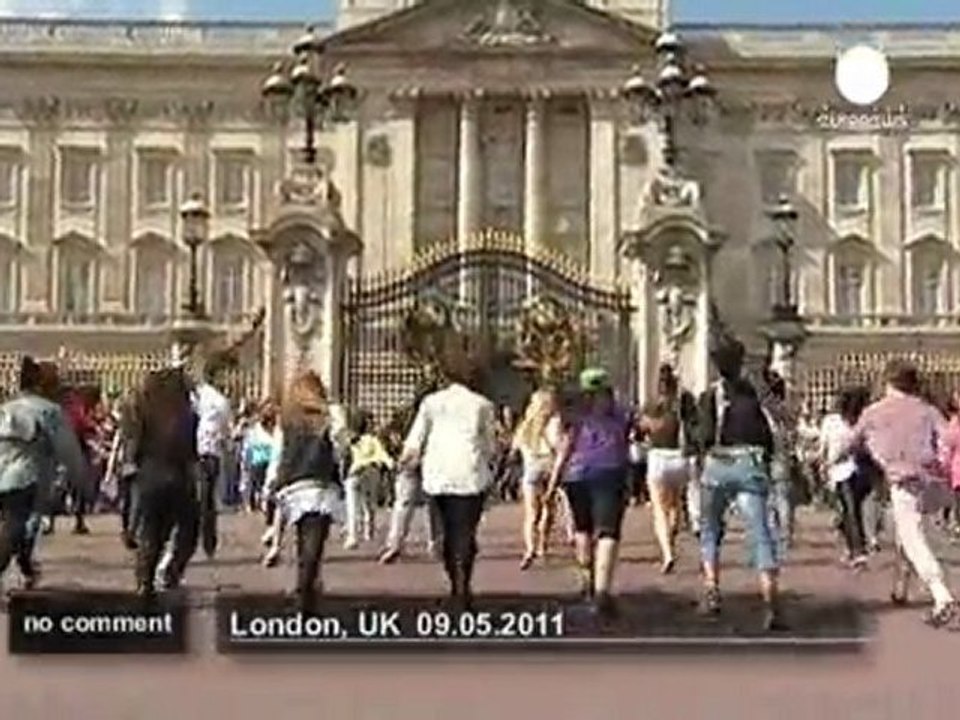 Royal flashmob at Buckingham Palace - no comment