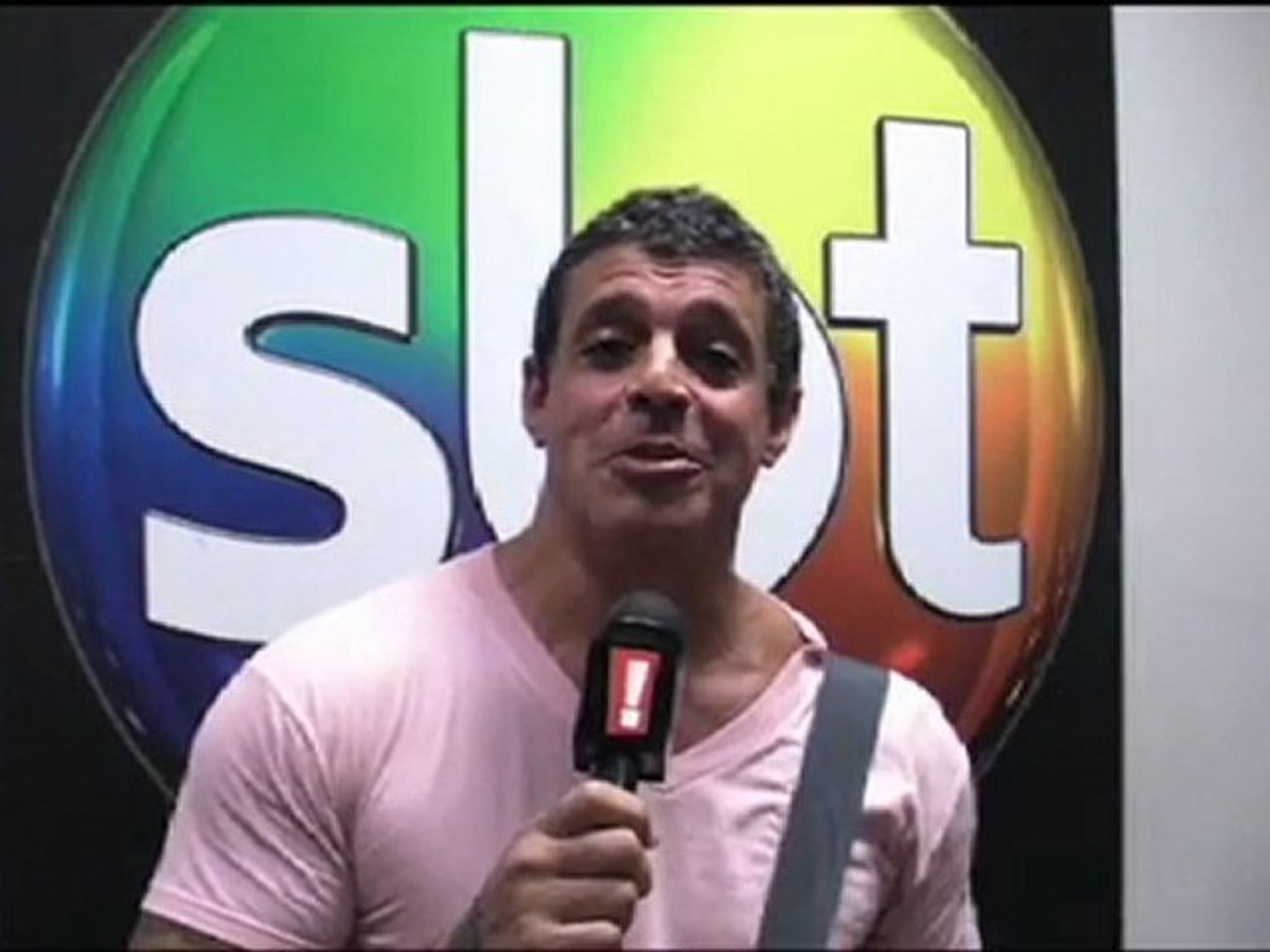 Alexandre Frota canta música de Roberto Carlos
