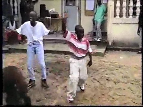 La poetesse Nathy Ebriet eleves Dauphins Son ballet Pte Noire