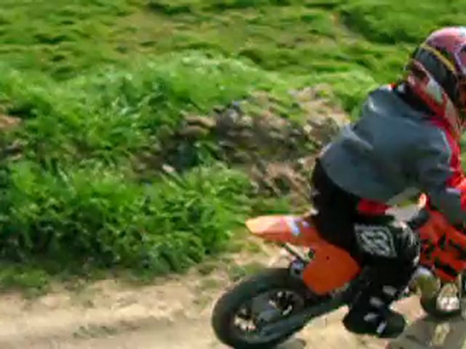 Etienne commence à sauter sur la table