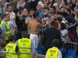 Cristiano Ronaldo gave a t-shirt fans for broken nose