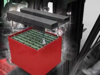 Einfacher Batteriewechsel bei Elektro-Gabelstapler