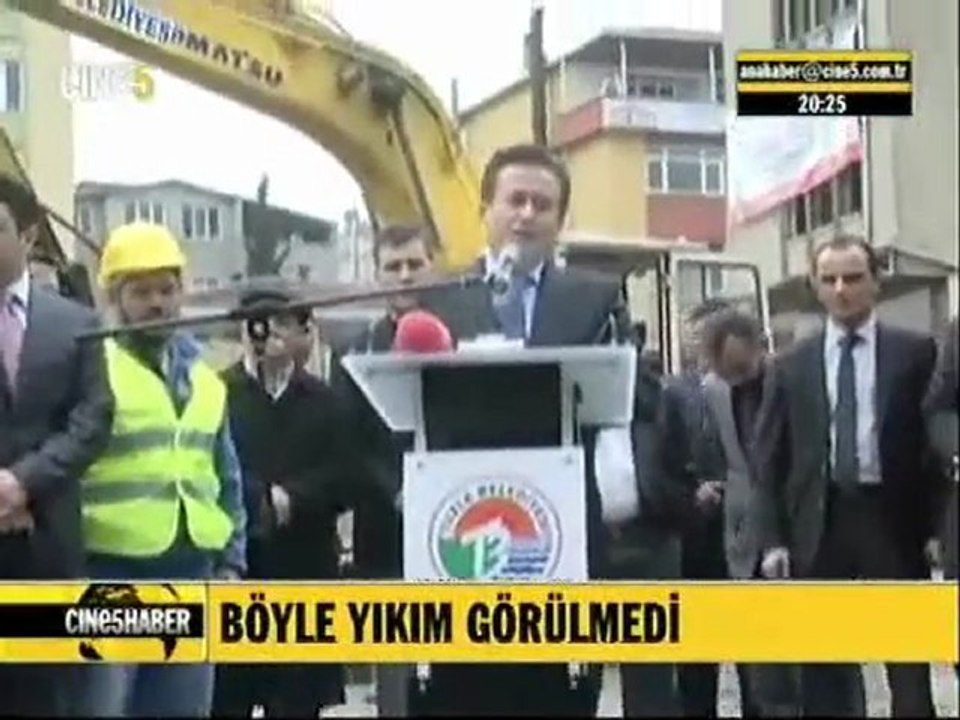 cine 5 - Tuzla'da kavşak yapımı için yıkımına karar verilen 8 bina davul zurna ile yıkıldı.