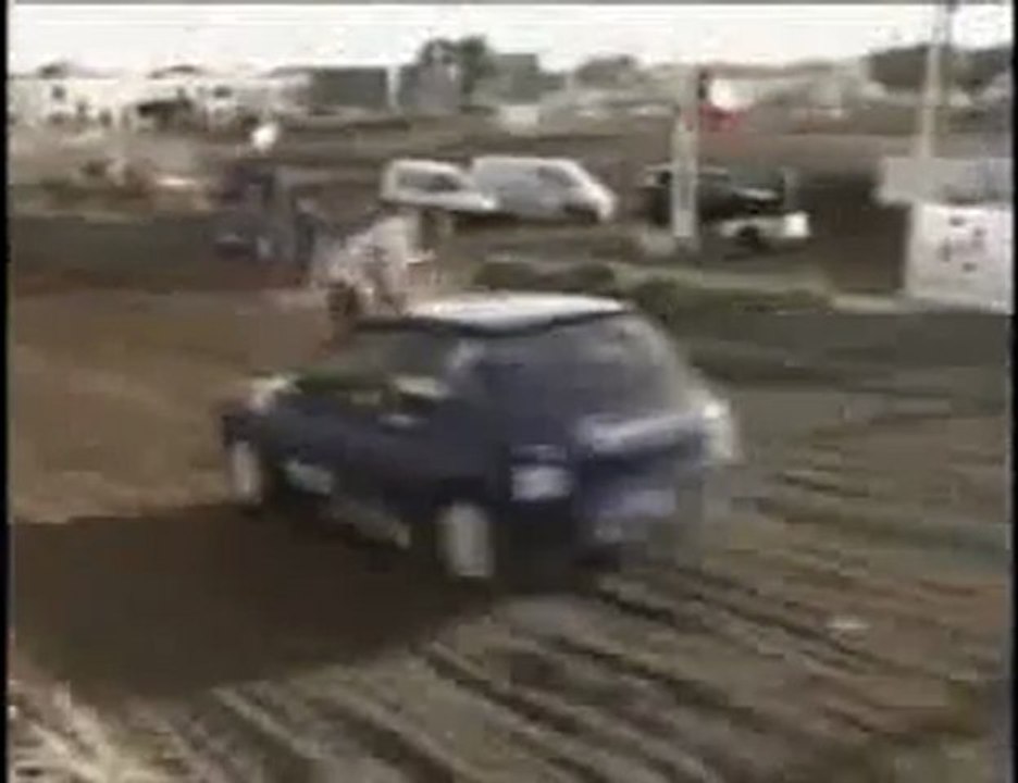 0295 - Régis tente de sauter par dessus une voiture