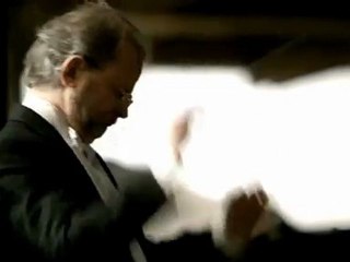 Klasik Müzik Dinleyen İnekler Konser Bileti Sattırıyor