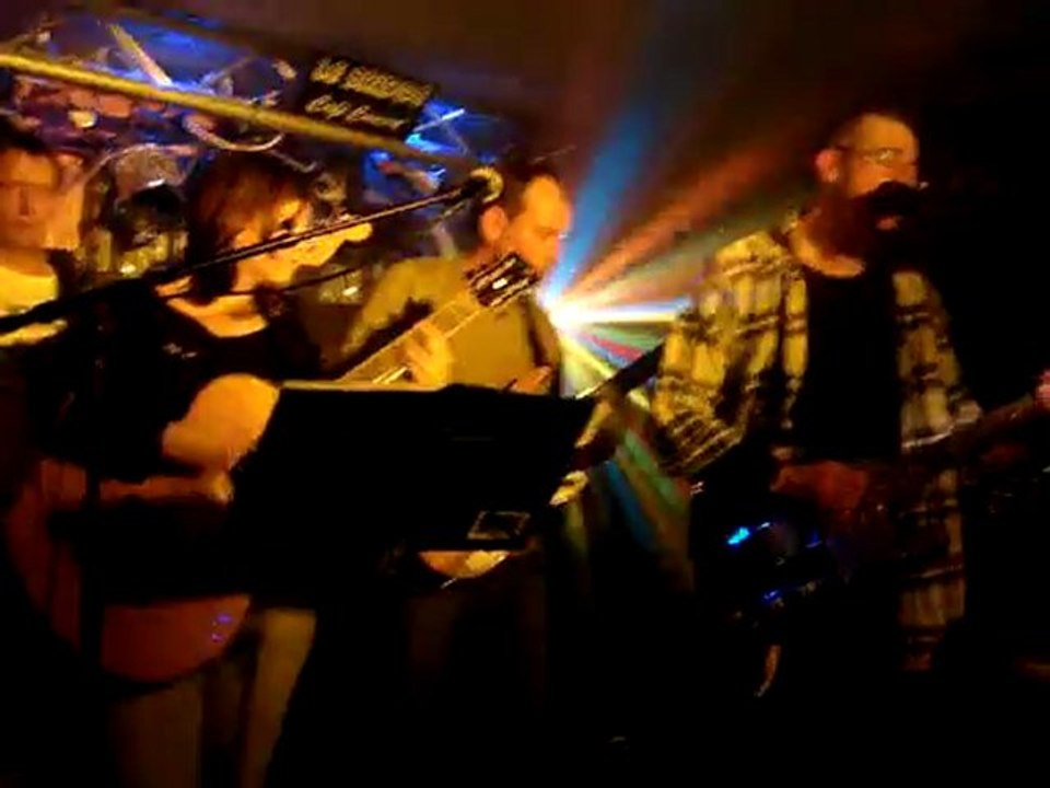 BEAUCOUP DE  MONDE POUR LE RENDEZ-VOUS ANNUEL AVEC LES STRONGLES AU BRIDGE Café Concert