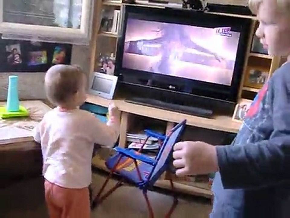 Lana et Kilian qui dance et chante