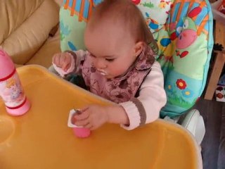 11/05/11 Les jumeaux mangent à la petite cuillère