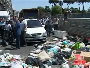 Download Video: Napoli - Rifiuti, i blocchi stradali