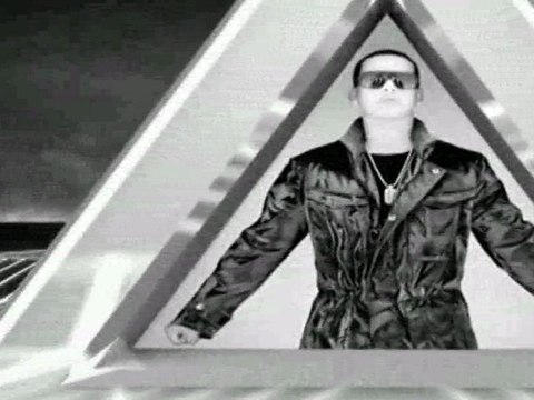 Daddy yankee is a freemason ( illuminati ) with Demonic signs