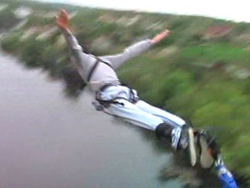 saut à l'élastique de damien d'un viaduc ... celui ci va t il resister à son poid ?