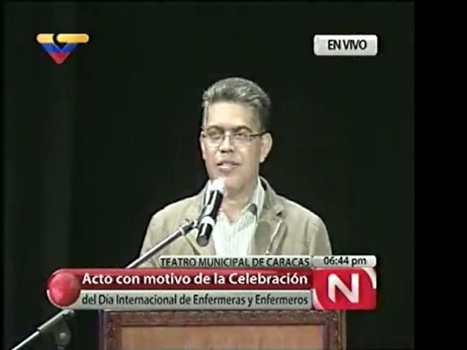 Elías Jaua agradece apoyo de los enfermeros a la revolución