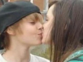 1000000000 resons to love justin bieber...He is awesomeeee:D