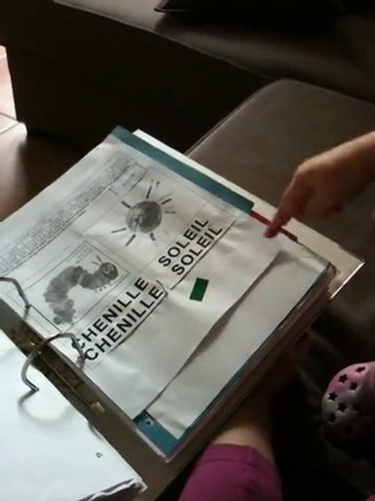 charlotte leyendo