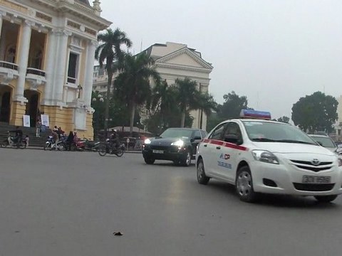 Traversée à pied du rond point de l'Opéra à Hanoi