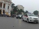 Traversée à pied du rond point de l'Opéra à Hanoi