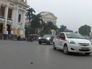 Traversée à pied du rond point de l'Opéra à Hanoi