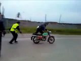 Poliziotto tradito dalla moto