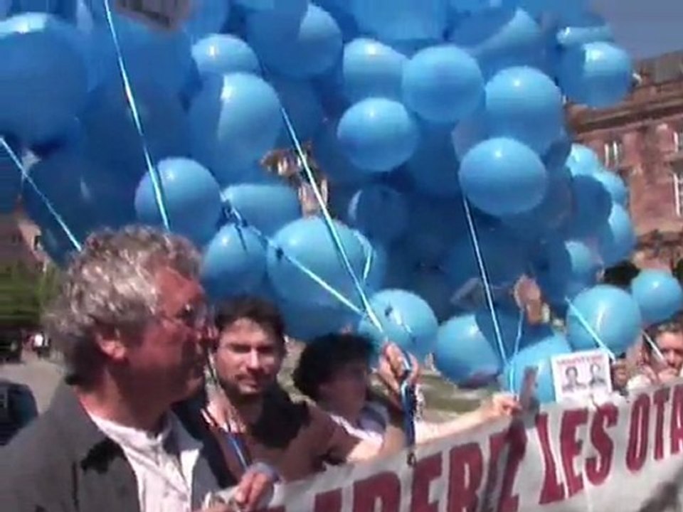 Lâcher de ballons à Strasbourg pour les otages français