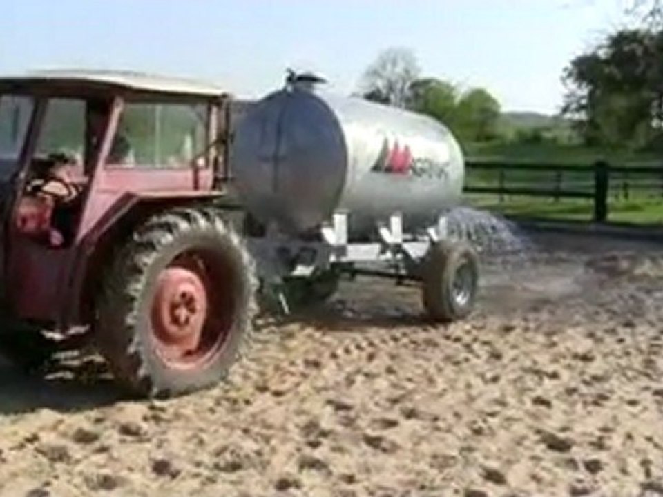 Arrosage avec tonne à eau
