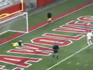 Pha đá phạt 11m kì lạ