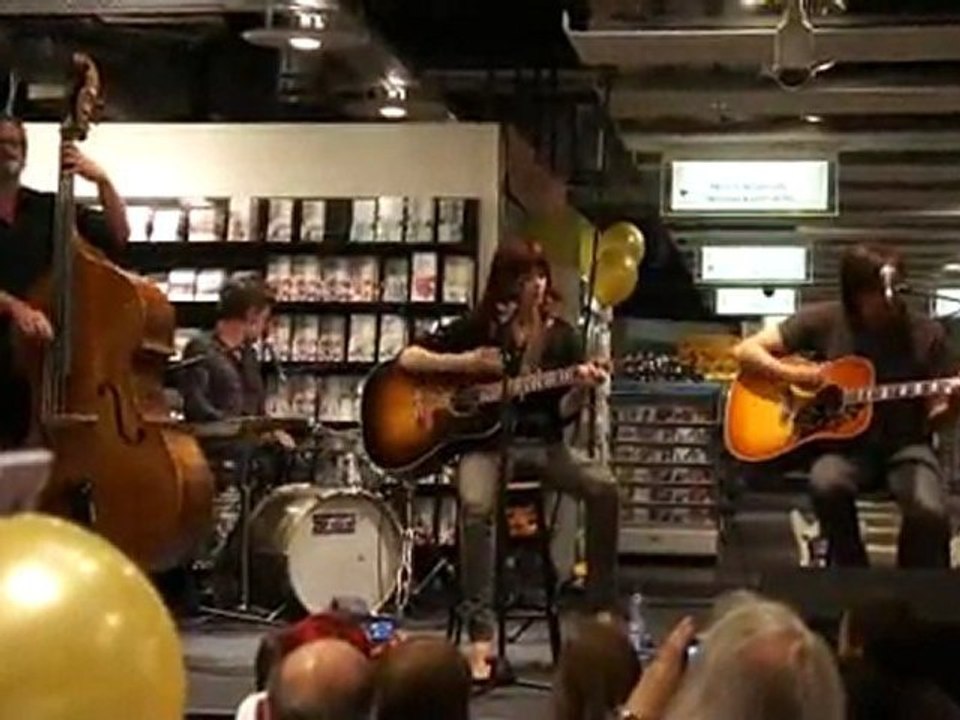 Showcase VIP d'Axelle RED à la FNAC Toison d'Or - Bruxelles - 12/05/2011