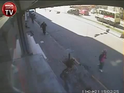 Неуправляемый трактор крушит улицу/crash(strangeworlds.at.ua)