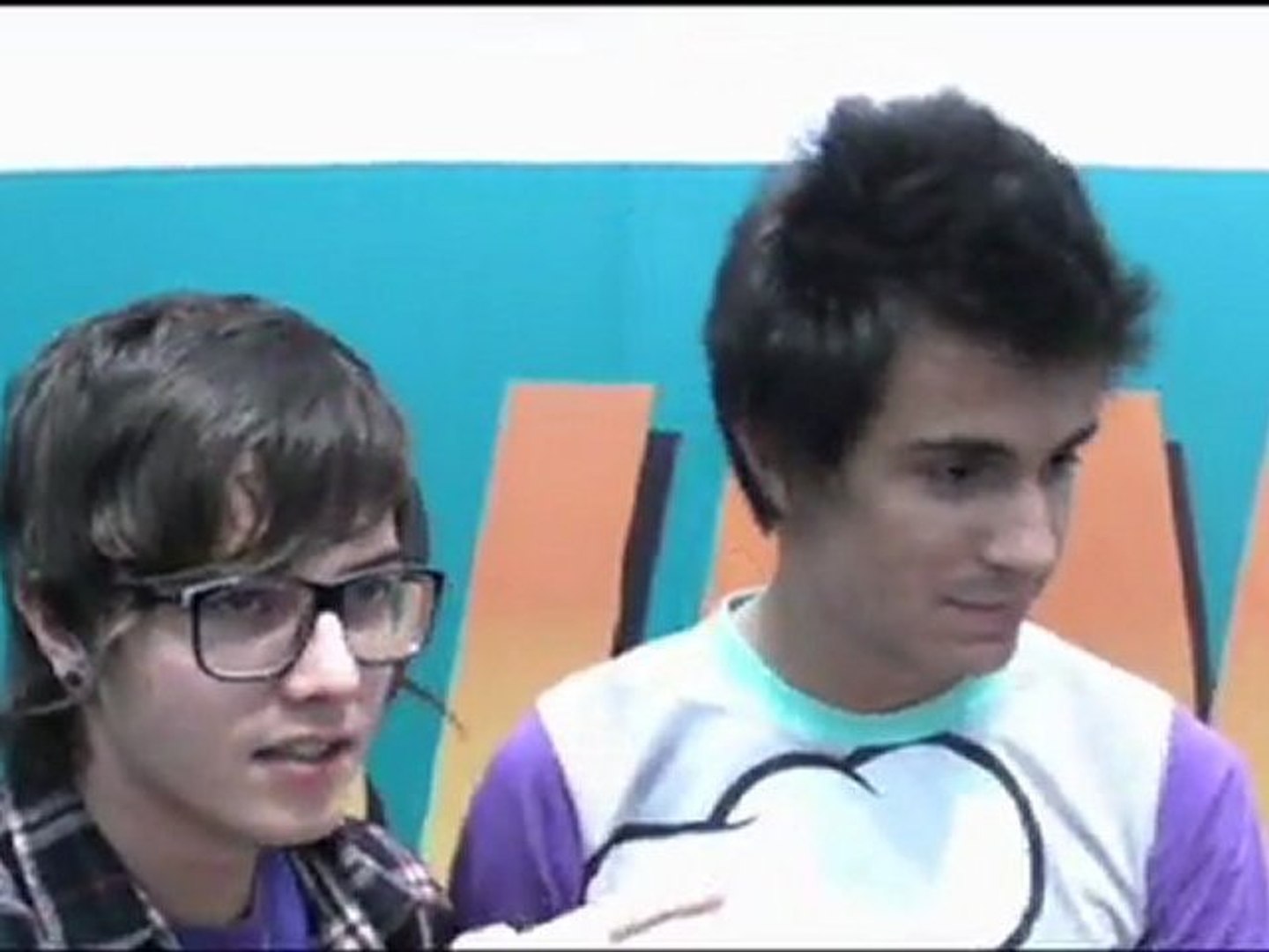 Integrantes da banda Restart cantam música de Roberto Carlos