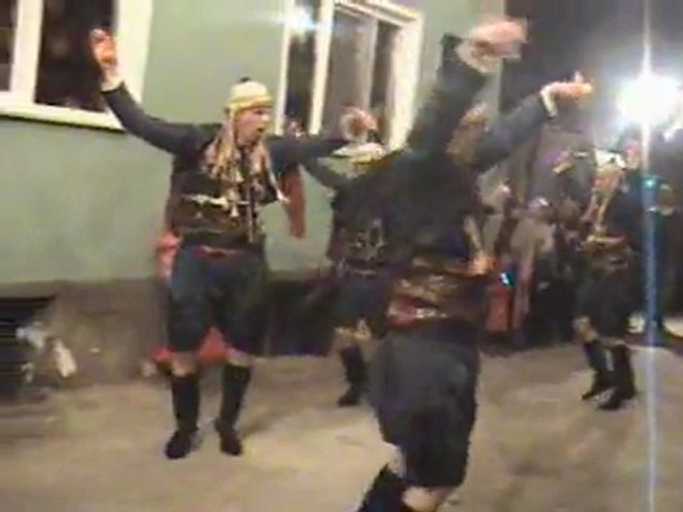 GENÇ EMREZLİLER FOLKLÖR EKİBİ