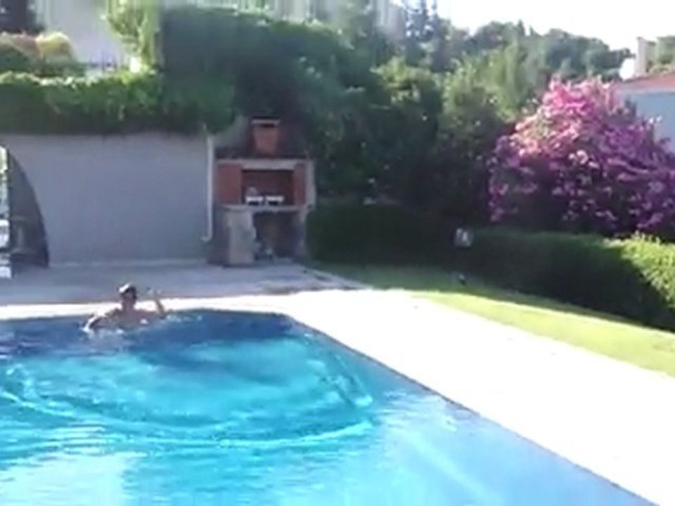 chat qui prend peur au bord de la piscine