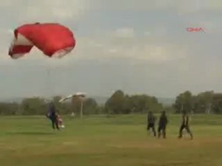 Kürşat Tüzmen Selçukta paraşütle tandem atlayışı yaptı