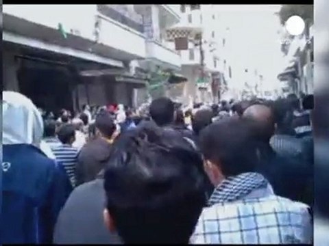 Des milliers de Syriens se réfugient au Liban pour fuir...