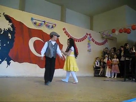 Melahat Öztoprak İlköğretim Okulu 2010 2011 23 Nisan Kutlamaları 2-B Sınıfı