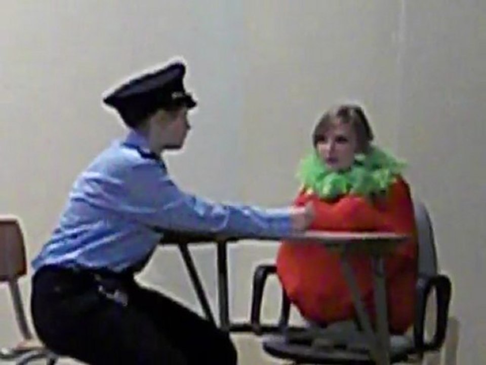 Le policier et la tomate