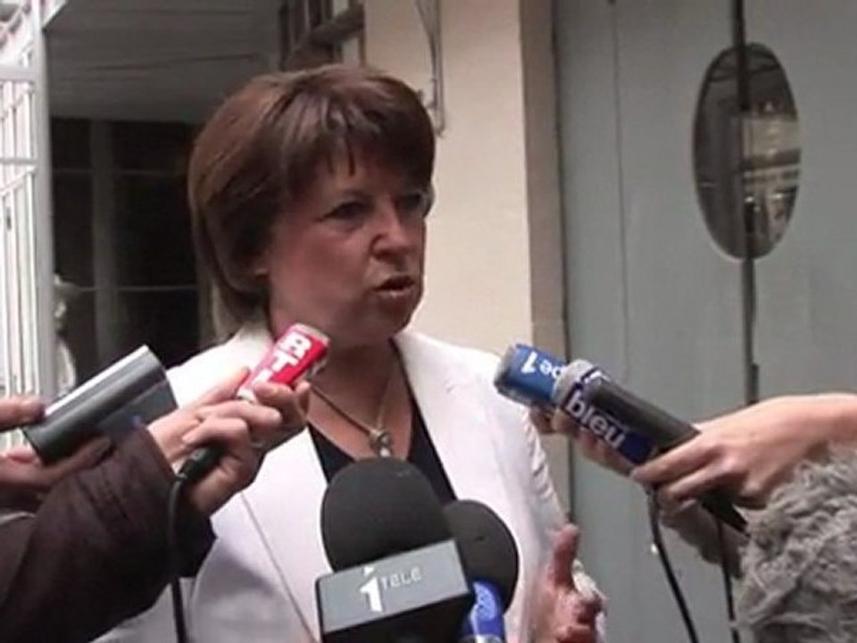 "Les nouvelles qui nous parviennent de New York depuis cette nuit sonnent à l'évidence comme un coup de tonnerre. Je suis moi-même, comme tout le monde, totalement stupéfaite" a dit Martine Aubry